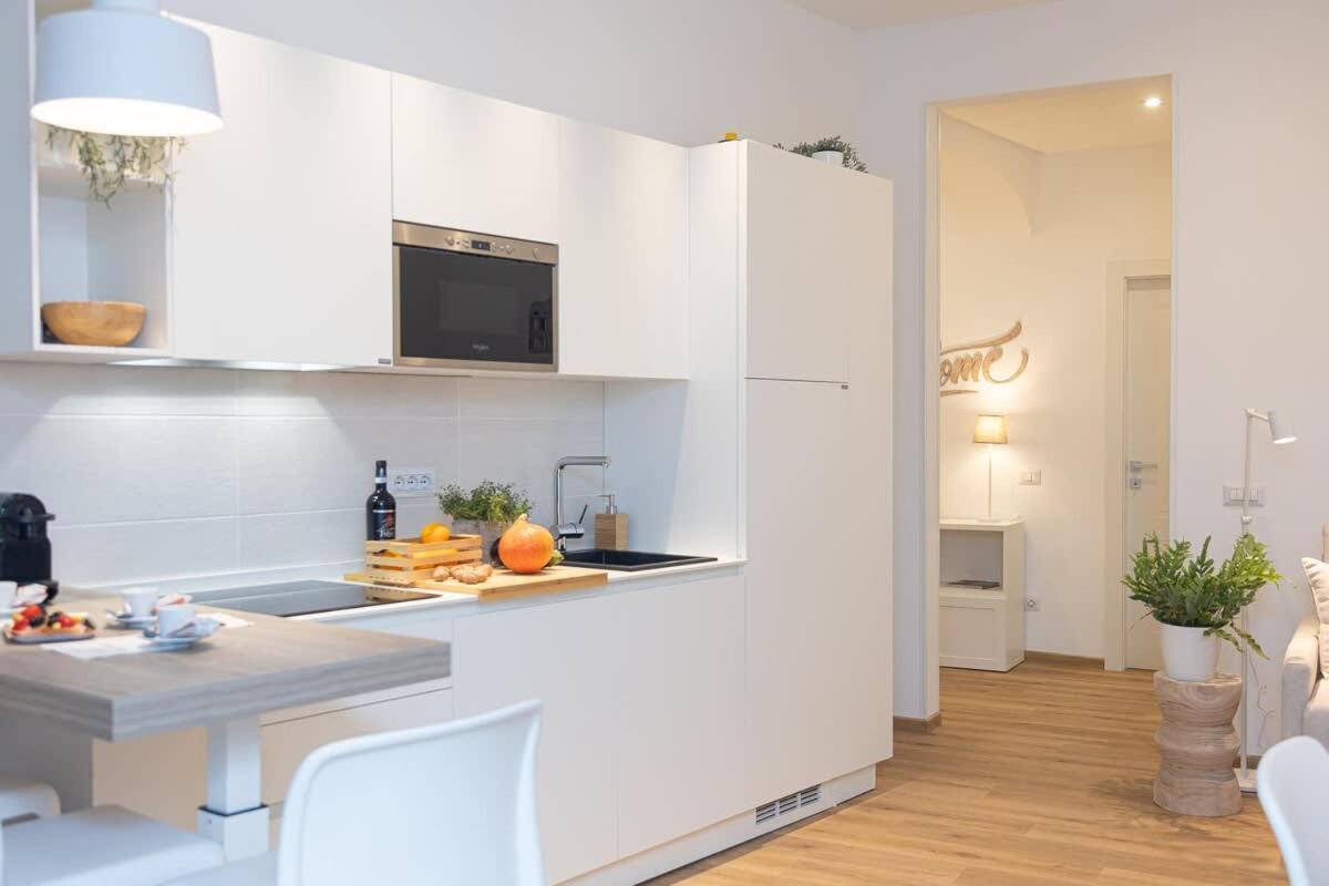 Colosseum Holidays - Three-bedroom Apartment *