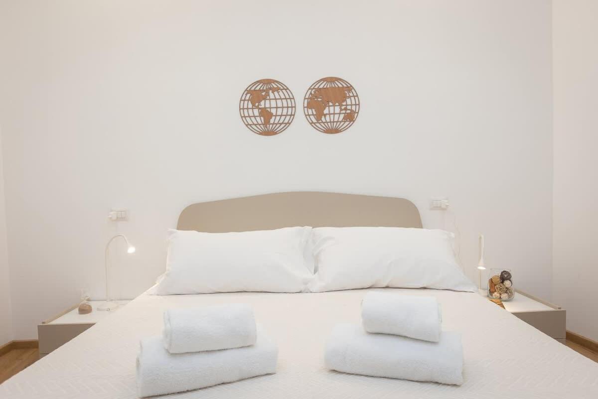 Colosseum Holidays - Three-bedroom Apartment *