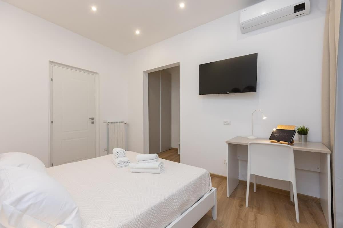 Colosseum Holidays - Three-bedroom Apartment Rome
