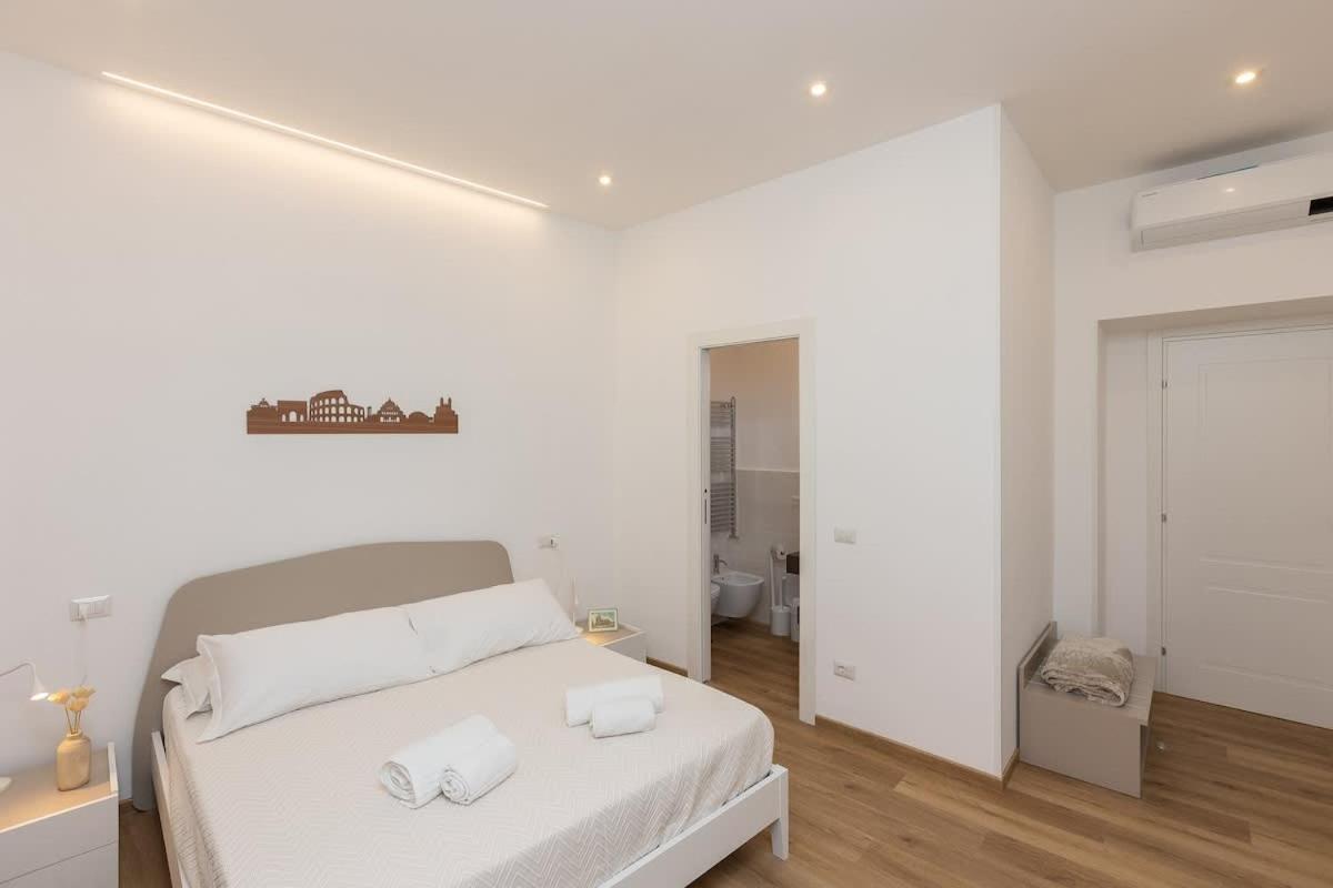 Colosseum Holidays - Three-bedroom * Rome