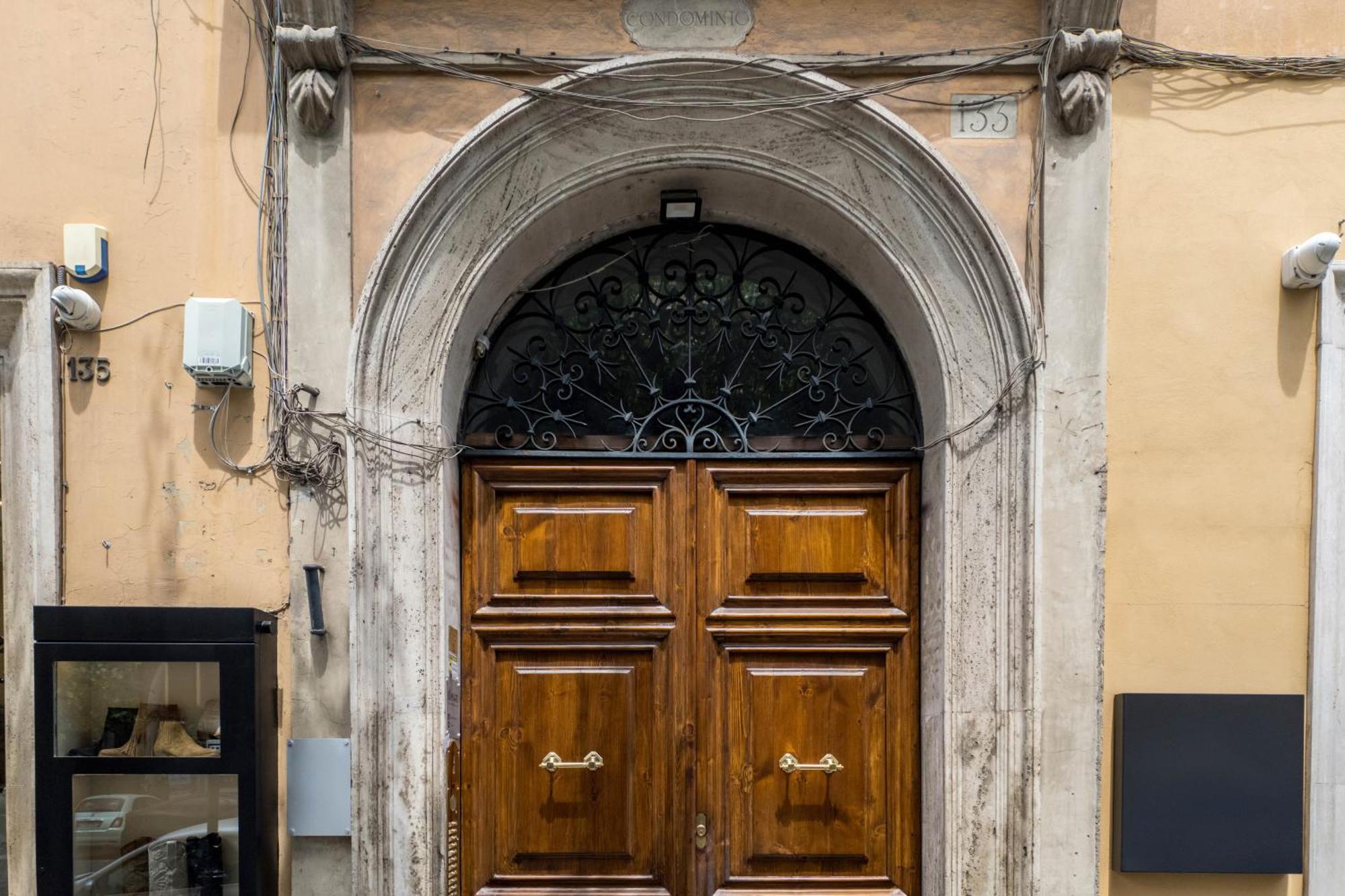 Aparthotel The Rent - Bright Flat Near San Pietro