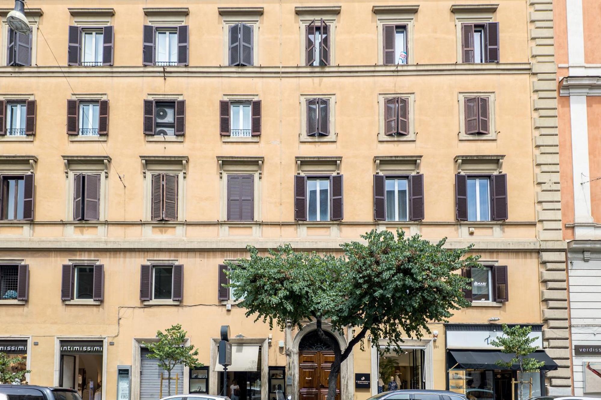 The Rent - Bright Flat Near San Pietro Aparthotel *