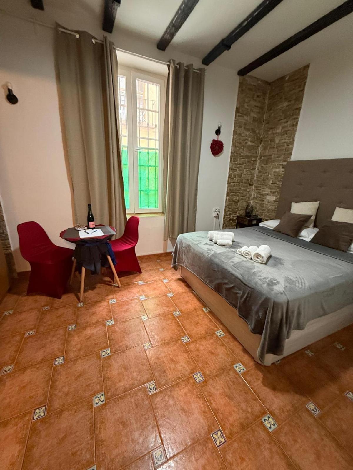 Holiday Rooms *
