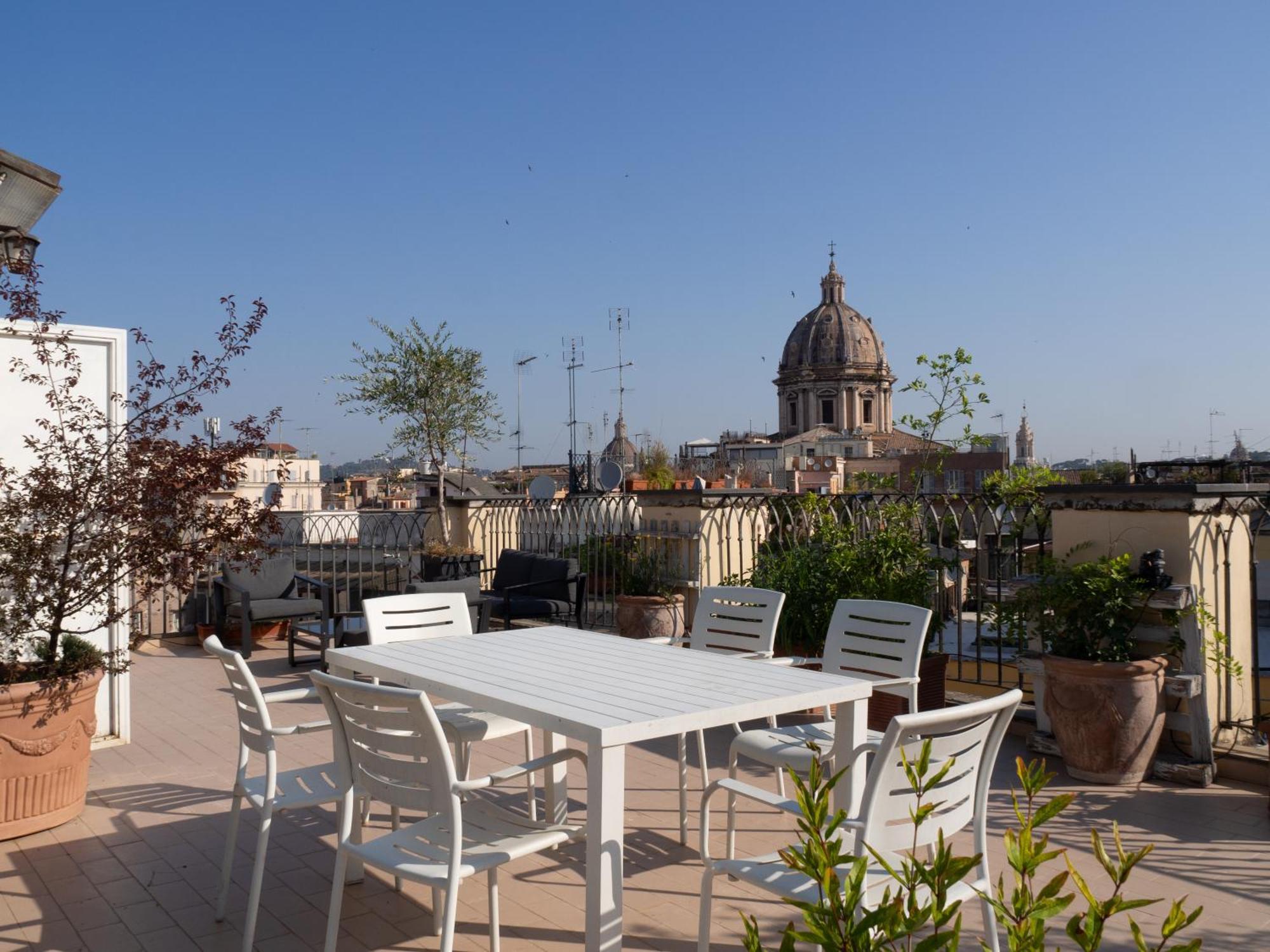 Terrace On The Monuments Of Apartment