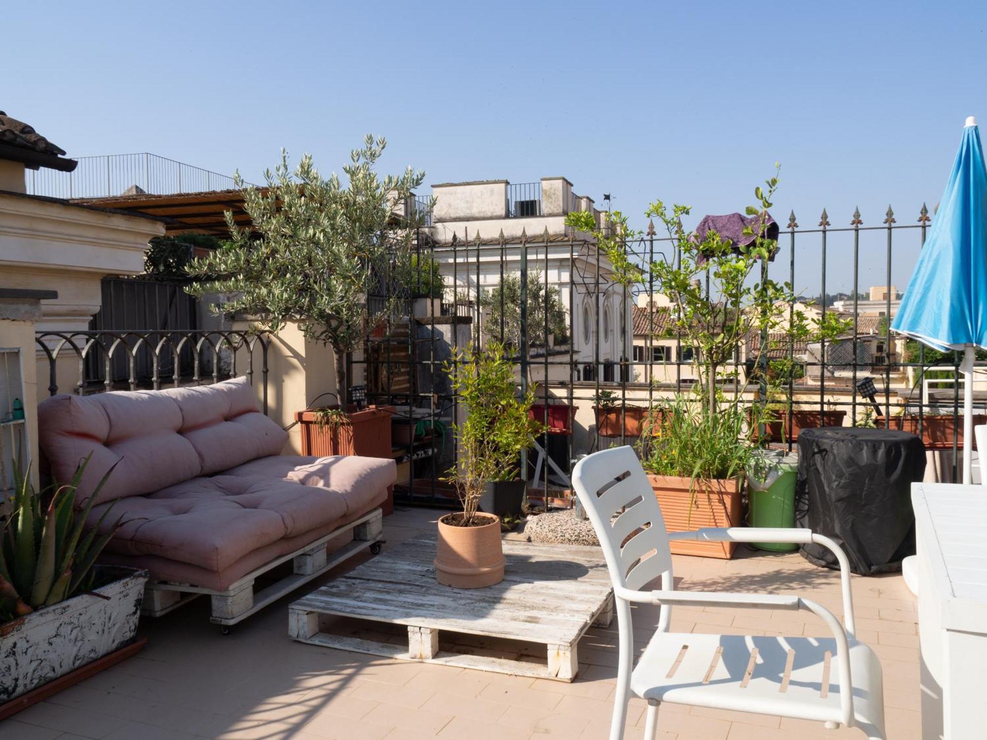 Terrace On The Monuments Of Apartment Rome