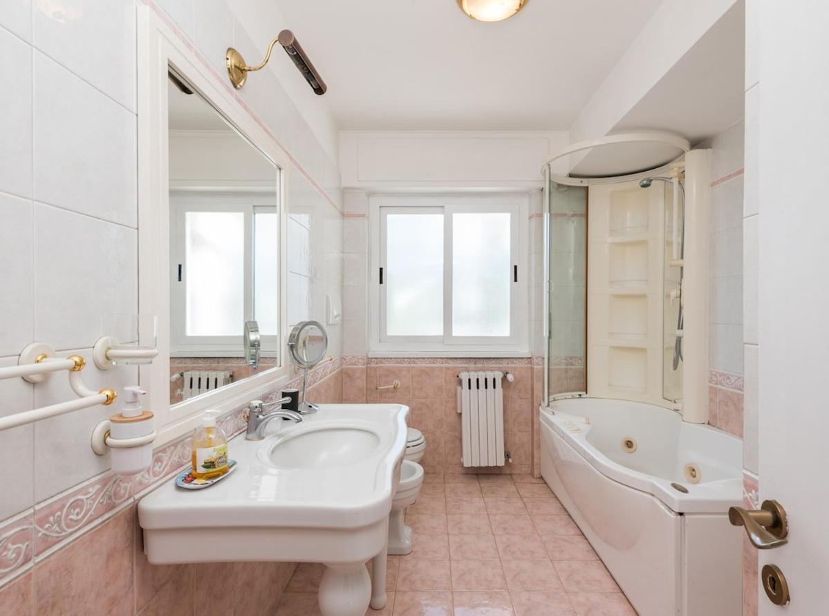 Vatican-metro A Panoramic Penthouse With Jacuzzi Apartment *