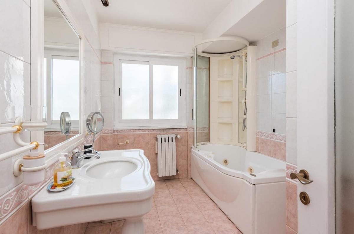 Vatican-metro A Panoramic Penthouse With Jacuzzi *