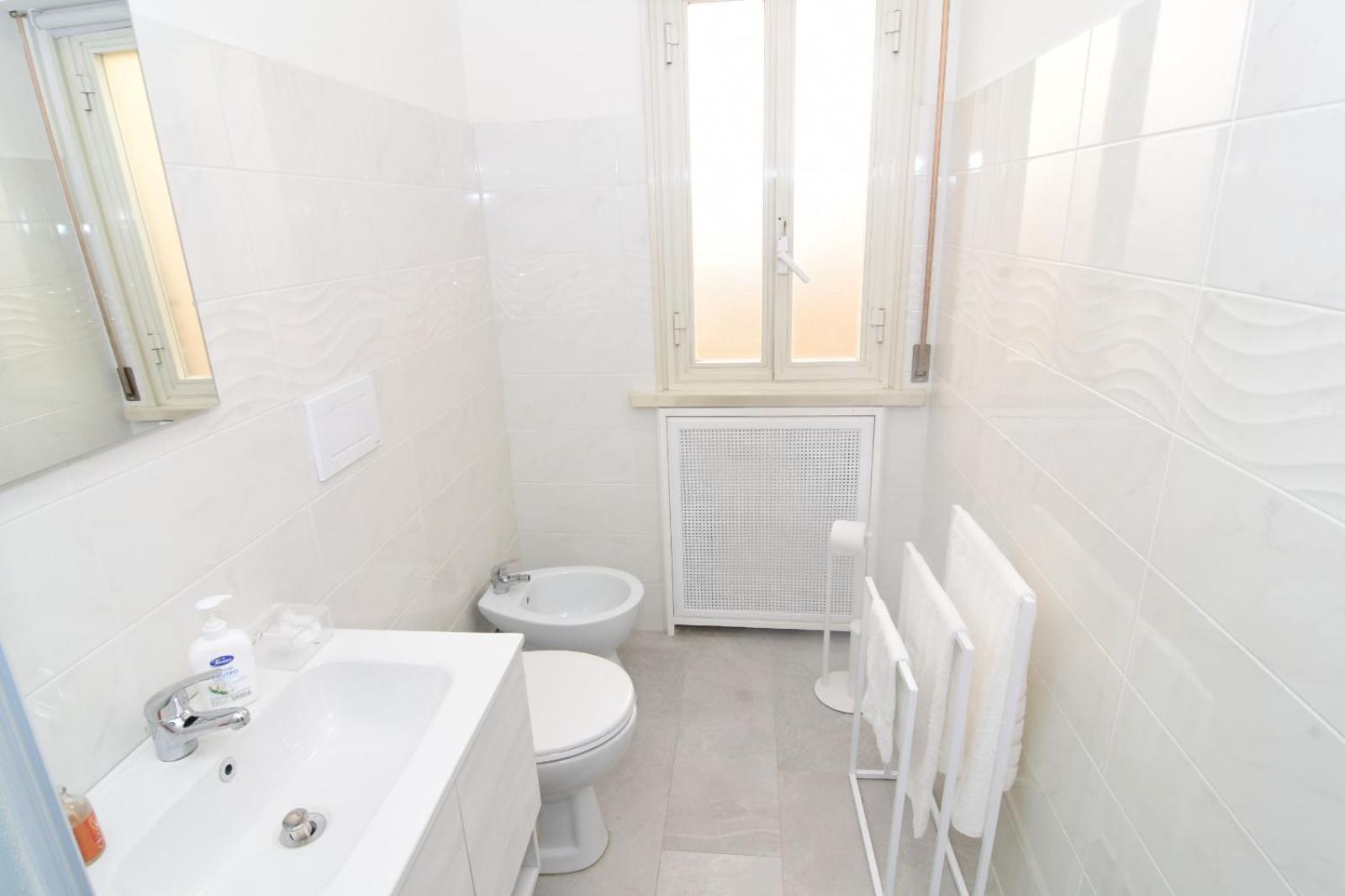 Metro Apartment *