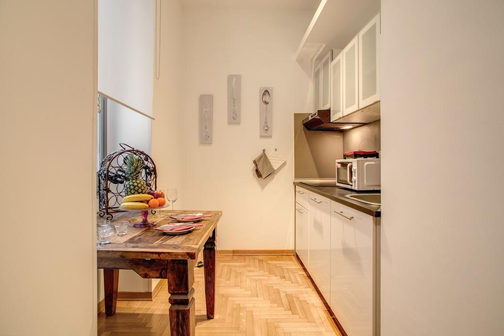 Elegant Behind The Colosseum Apartment *