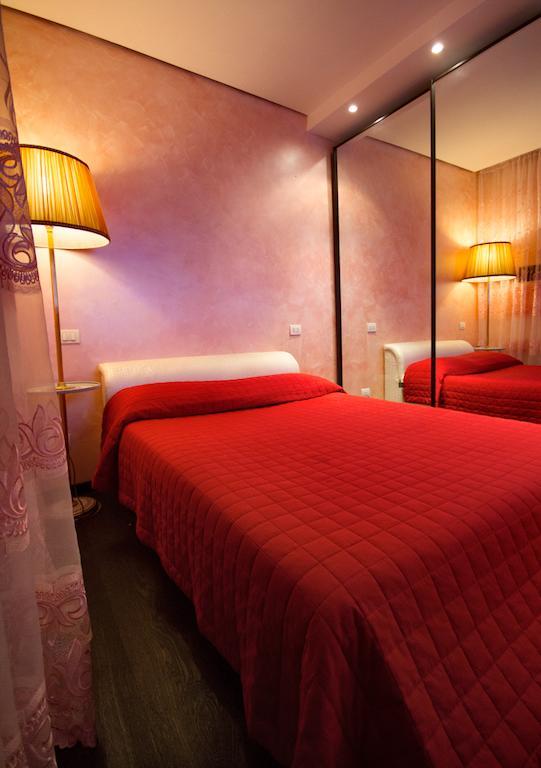 Holiday Magenta Rome