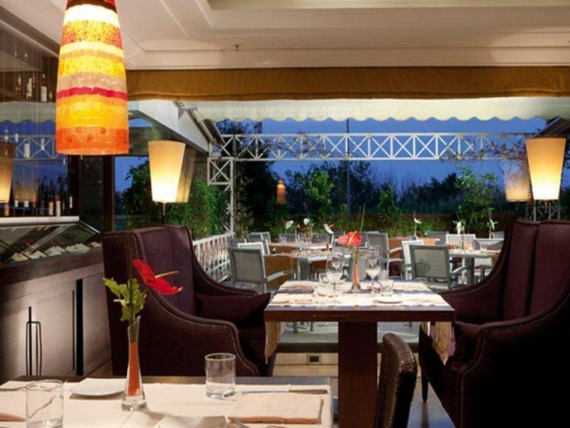 Courtyard By Marriott Park Rome