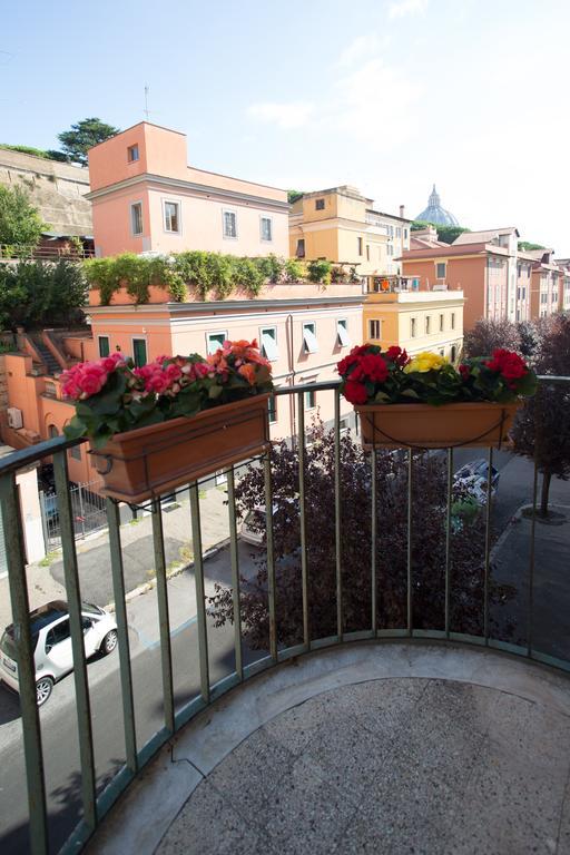 La Finestra Su San Pietro Rome