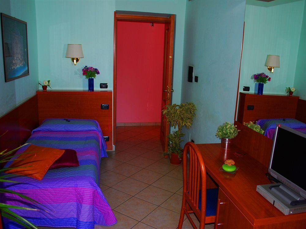 Bed & Breakfast In Vale&hillary Colosseo Rome