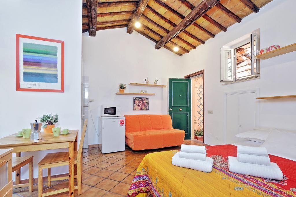Indi Flat In Monti Rome