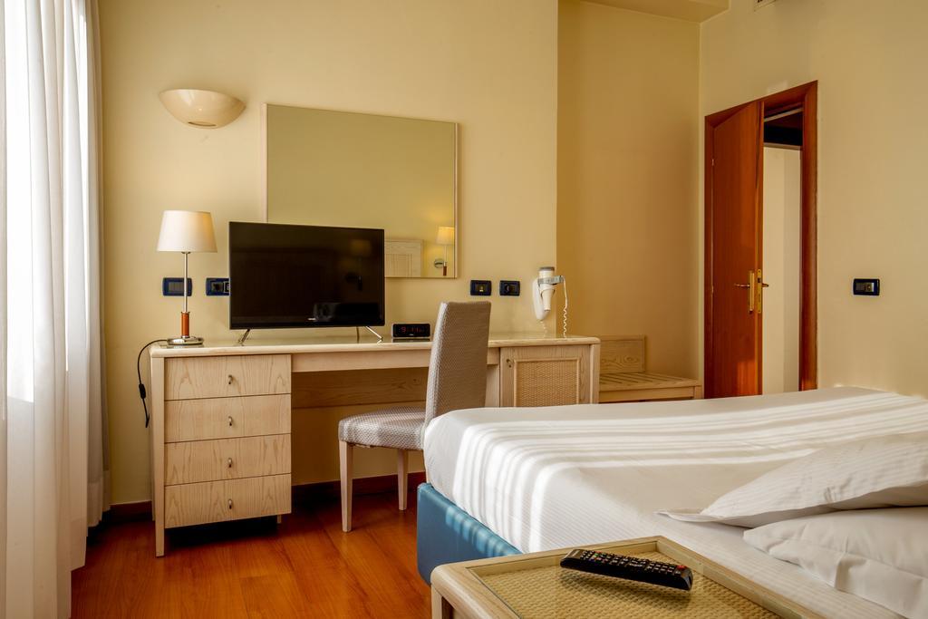 Western Globus Hotel 3*