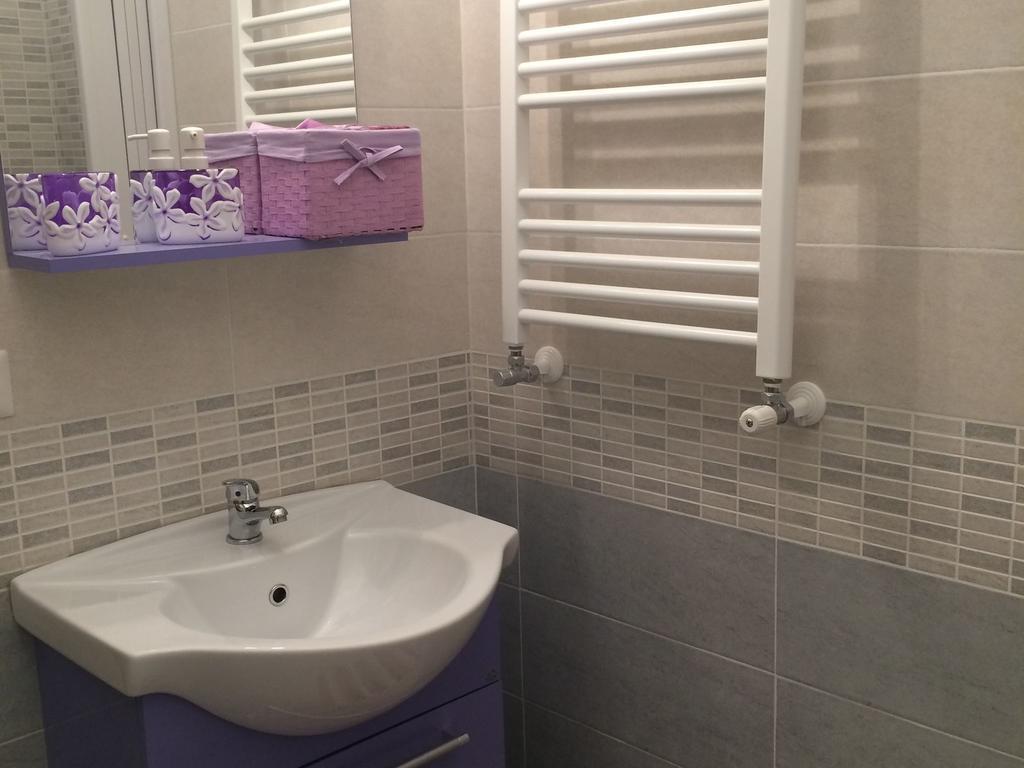 Come And Feel At In This Airy Three Bedrooms In Centre Rome