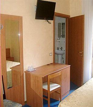 Roi Hotel *