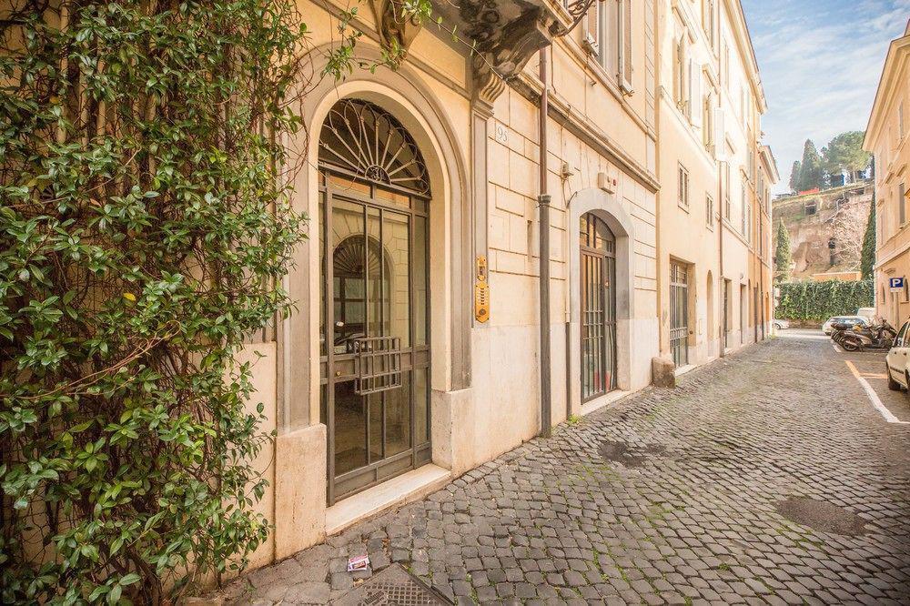 Elegant Behind The Colosseum Apartment *
