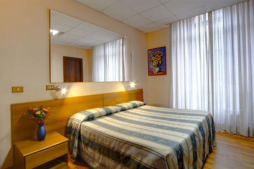 Urbis Hotel 2*