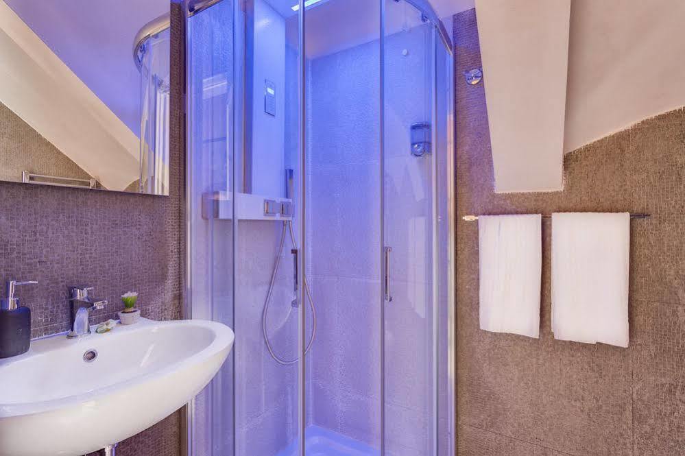 First Suites Hotel
