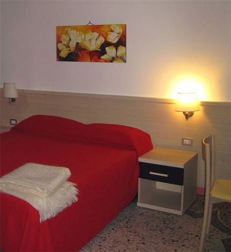 Hold - Luxury 2* Rome