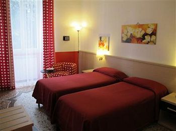 Hold - Luxury 2* Rome