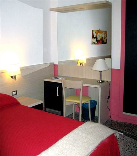 Hold - Luxury 2* Rome