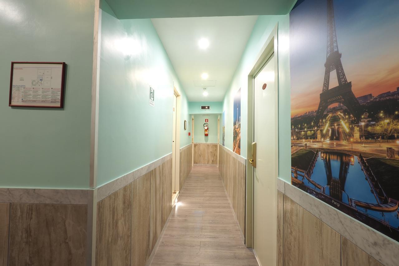 Hostel Alessandro Downtown & Bar