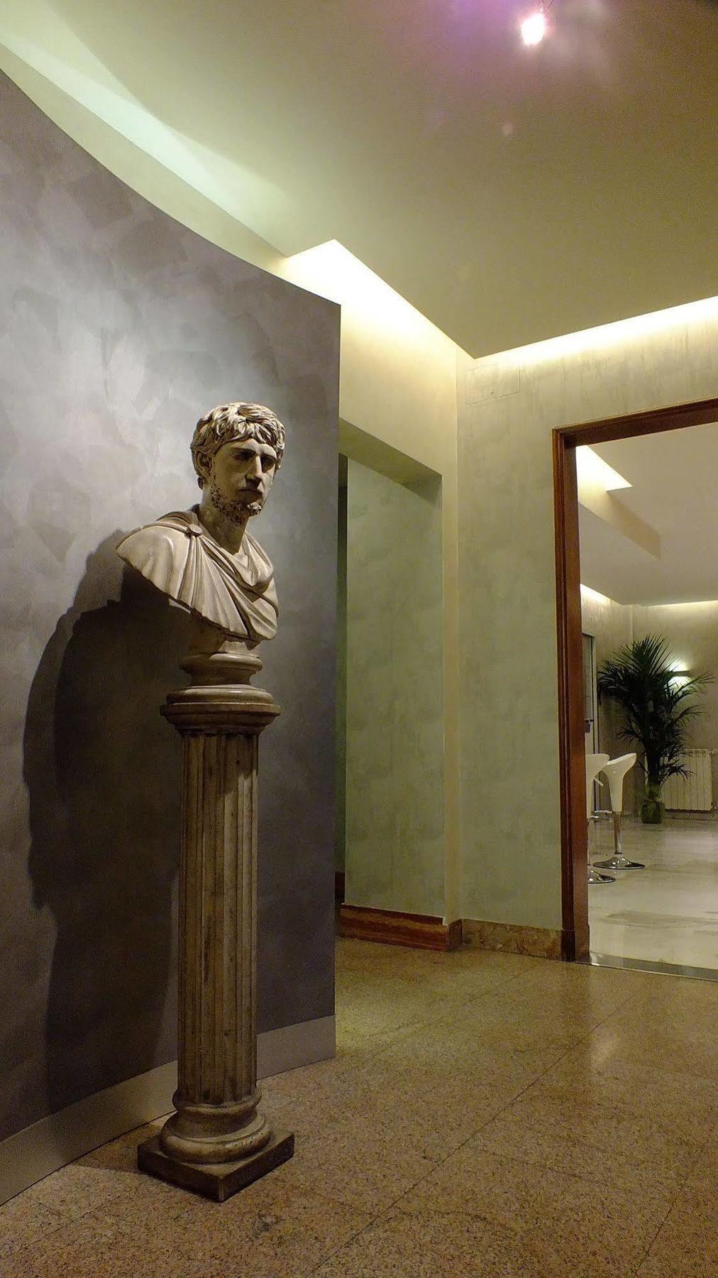 Consul Hotel 3*