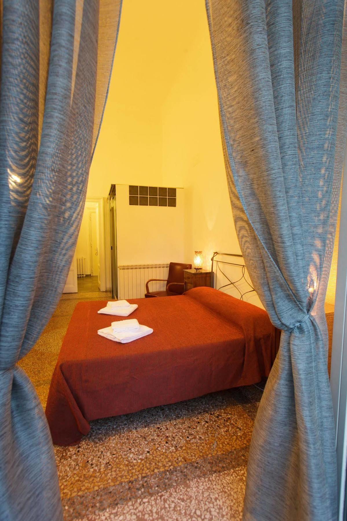 Mr Frills Guest house 2*