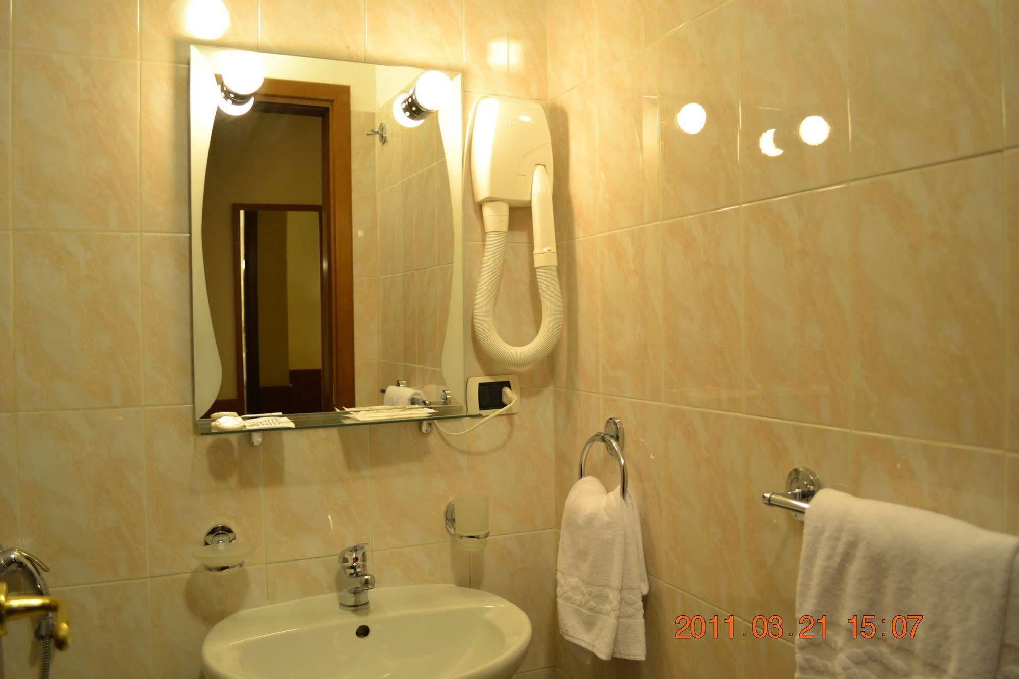 Everest Hotel 2*