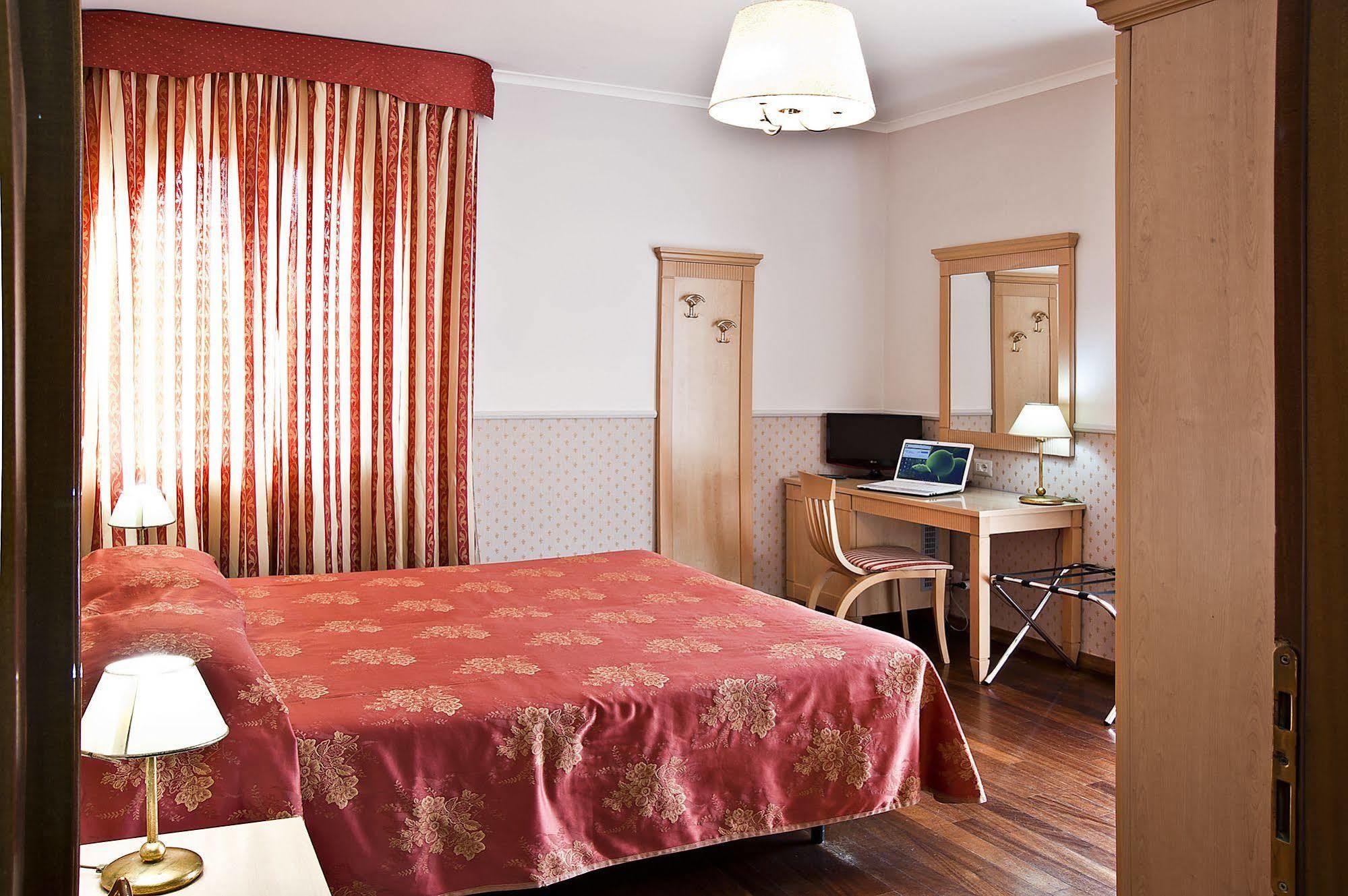 Hotel Arco Di Travertino 2*