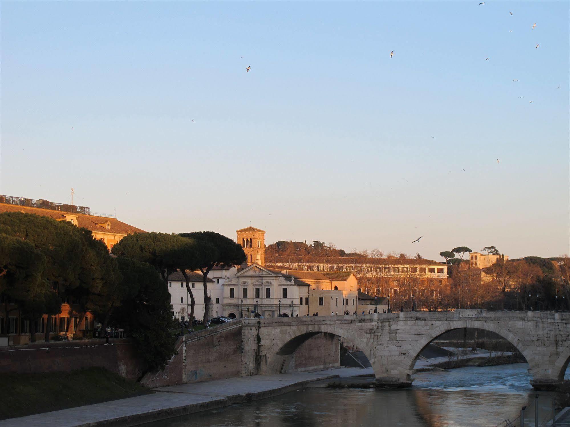 Arco Dei Tolomei Bed & Breakfast Rome