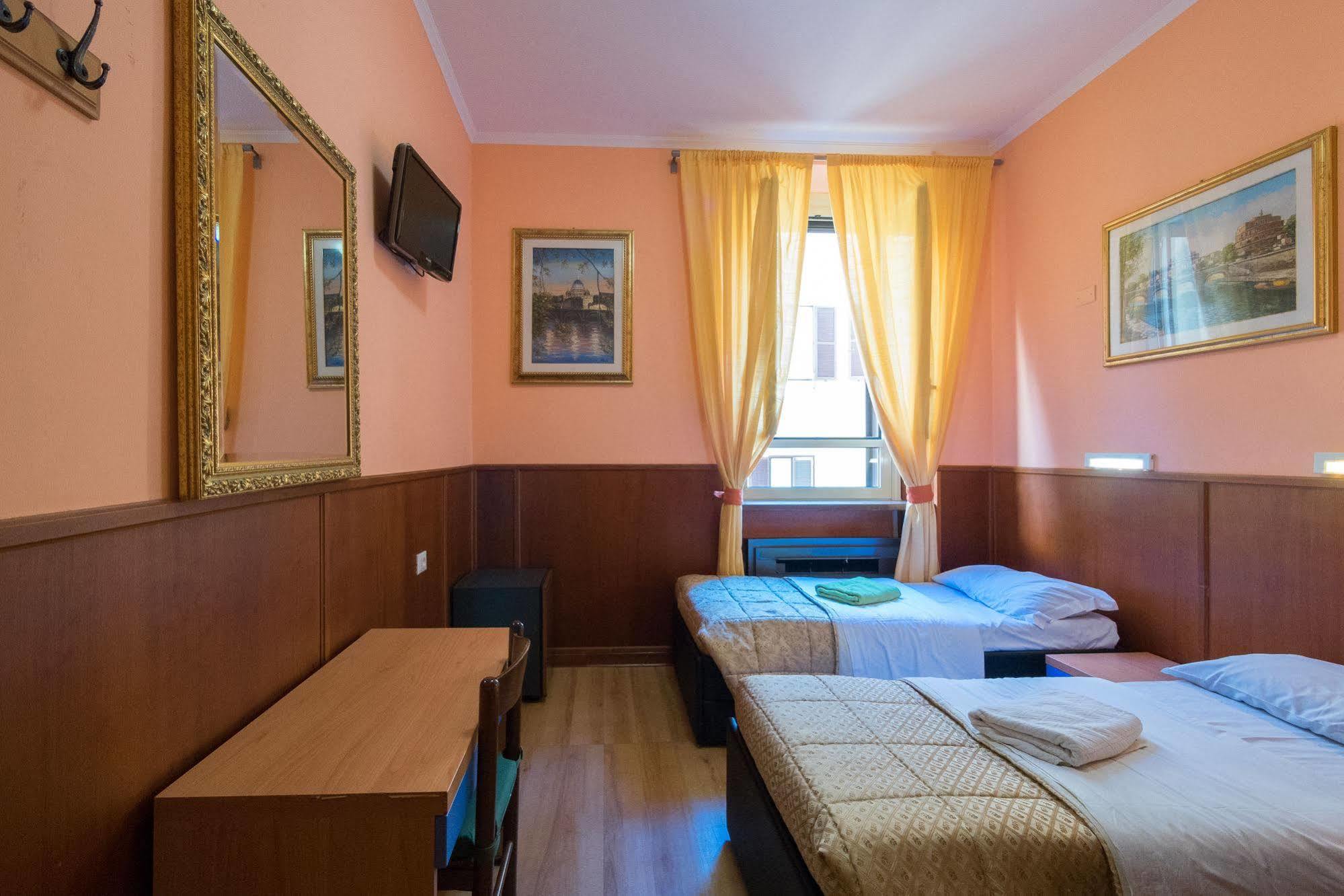 Hostel Alessandro Downtown & Bar