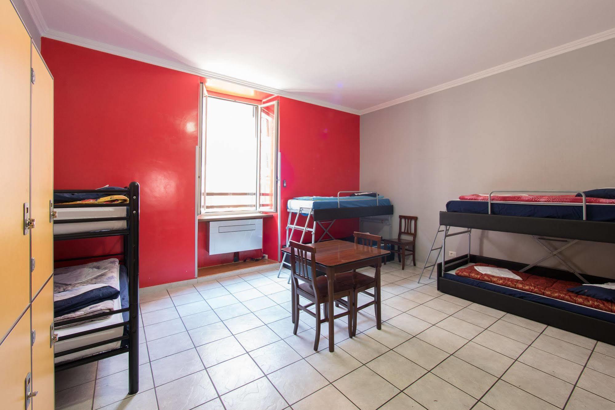Hostel Alessandro Downtown & Bar *