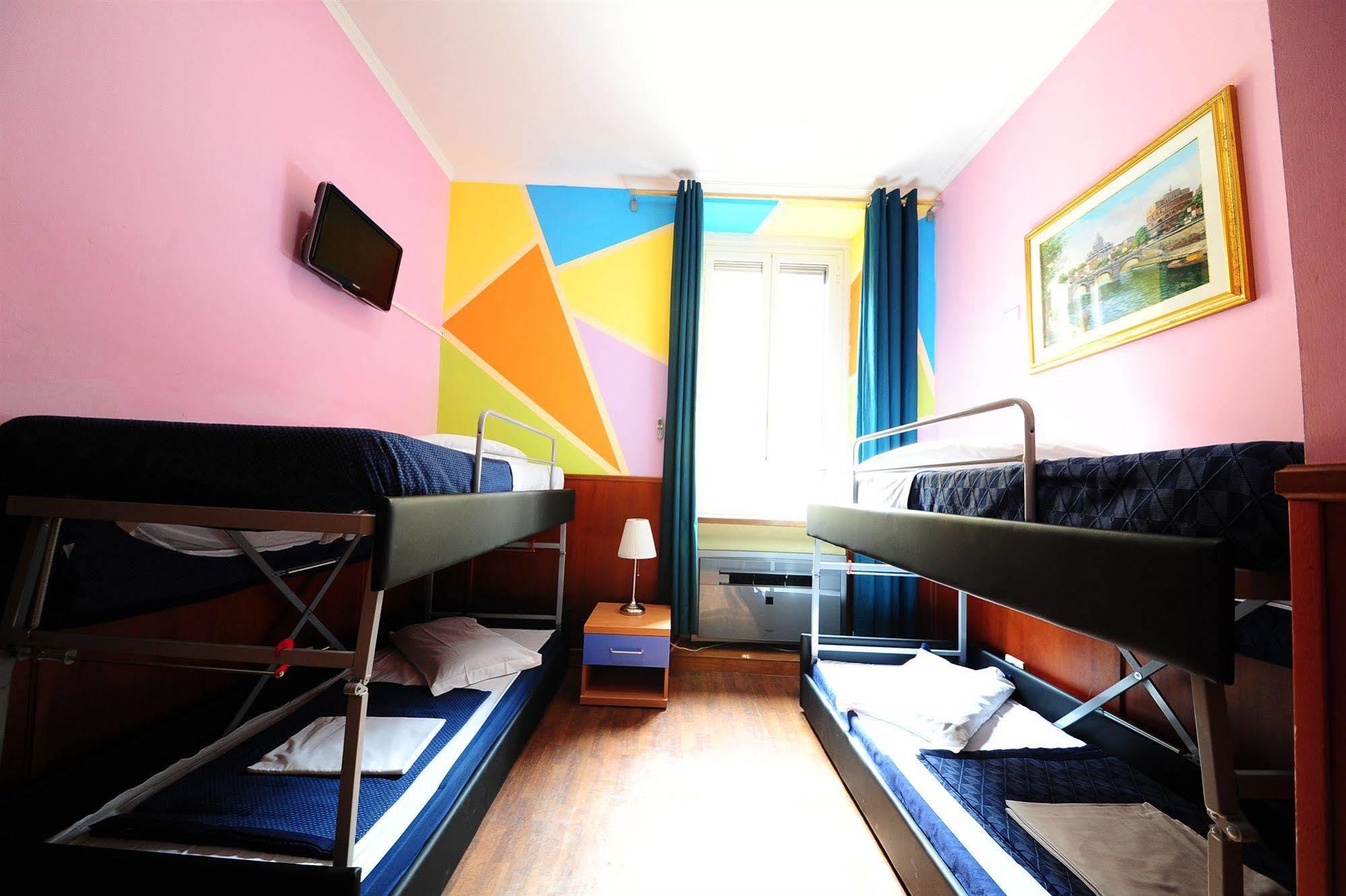 Alessandro Downtown & Bar Hostel *