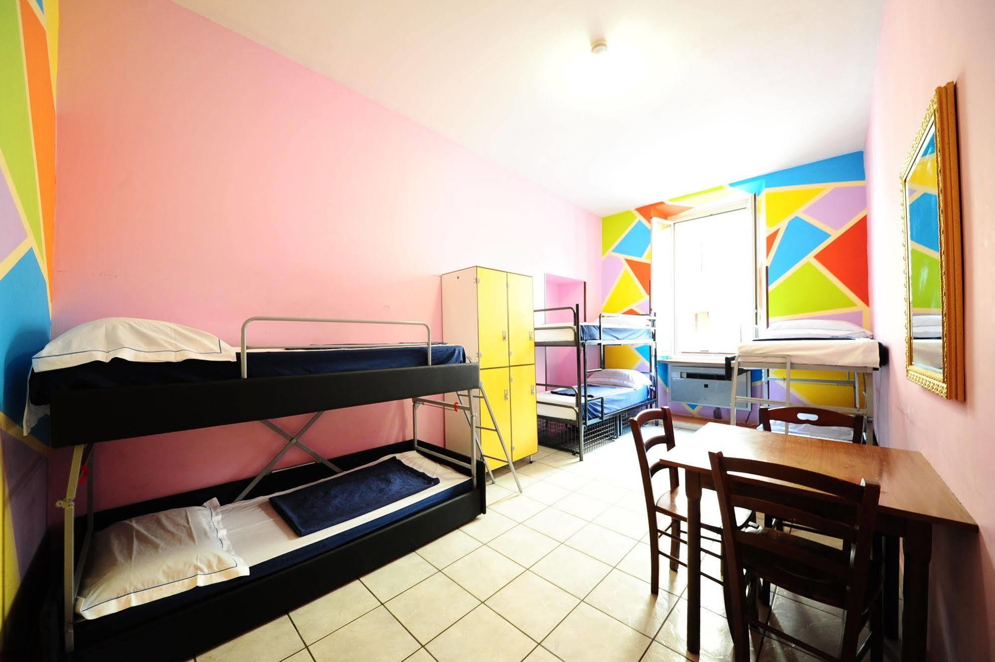 Hostel Alessandro Downtown & Bar *