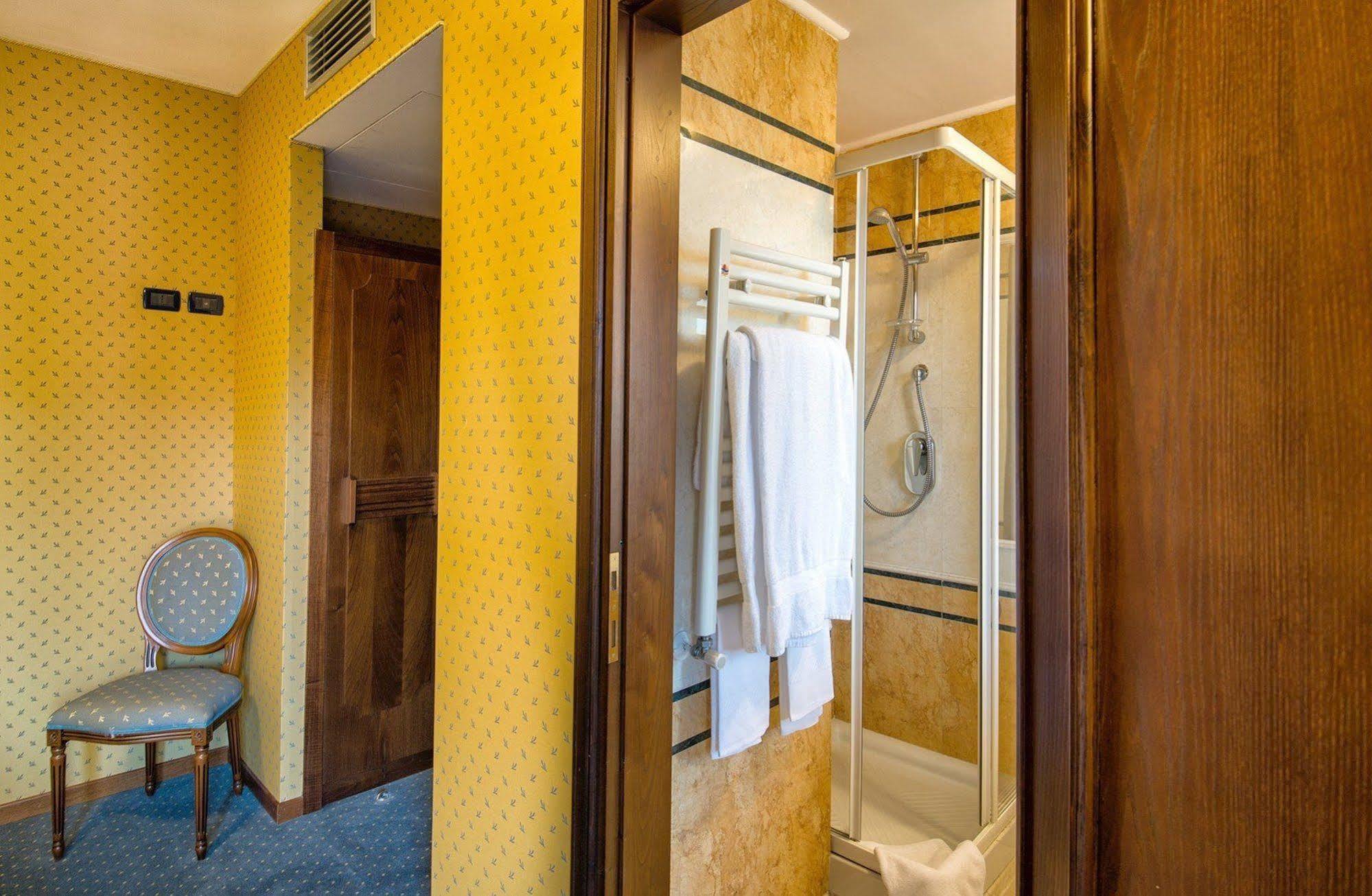 Blanc Et Trois Aparthotel 4*