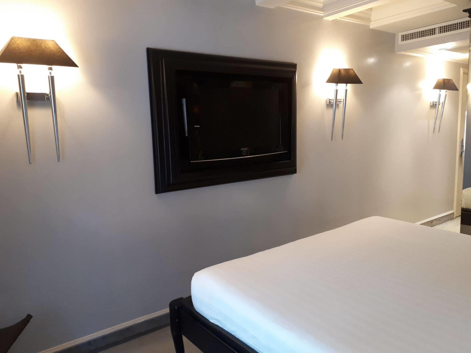 Leon's Place 4*