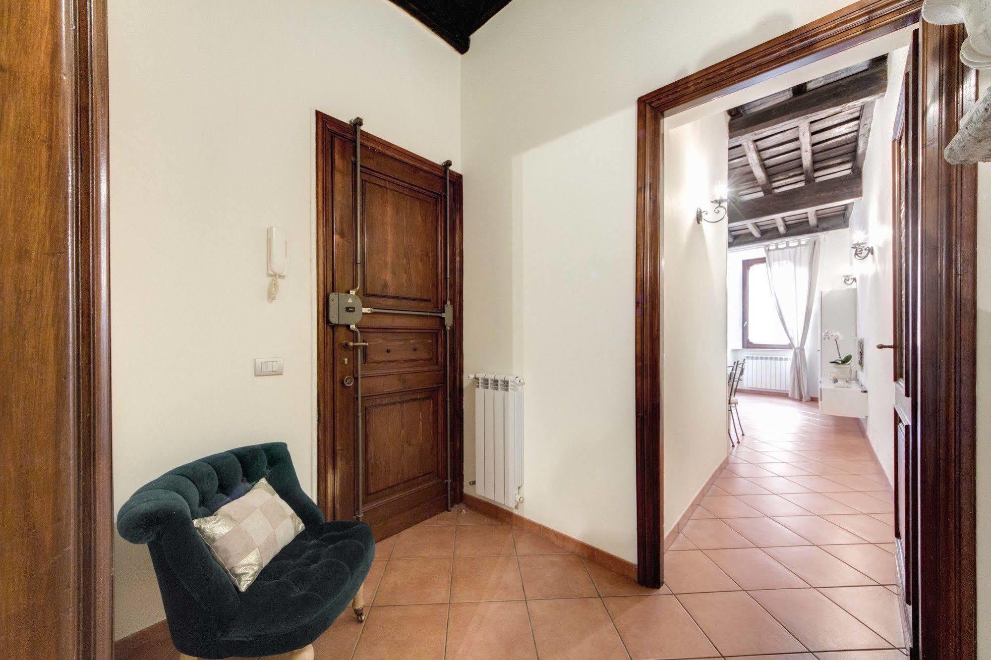 Elegant Behind The Colosseum Apartment Rome