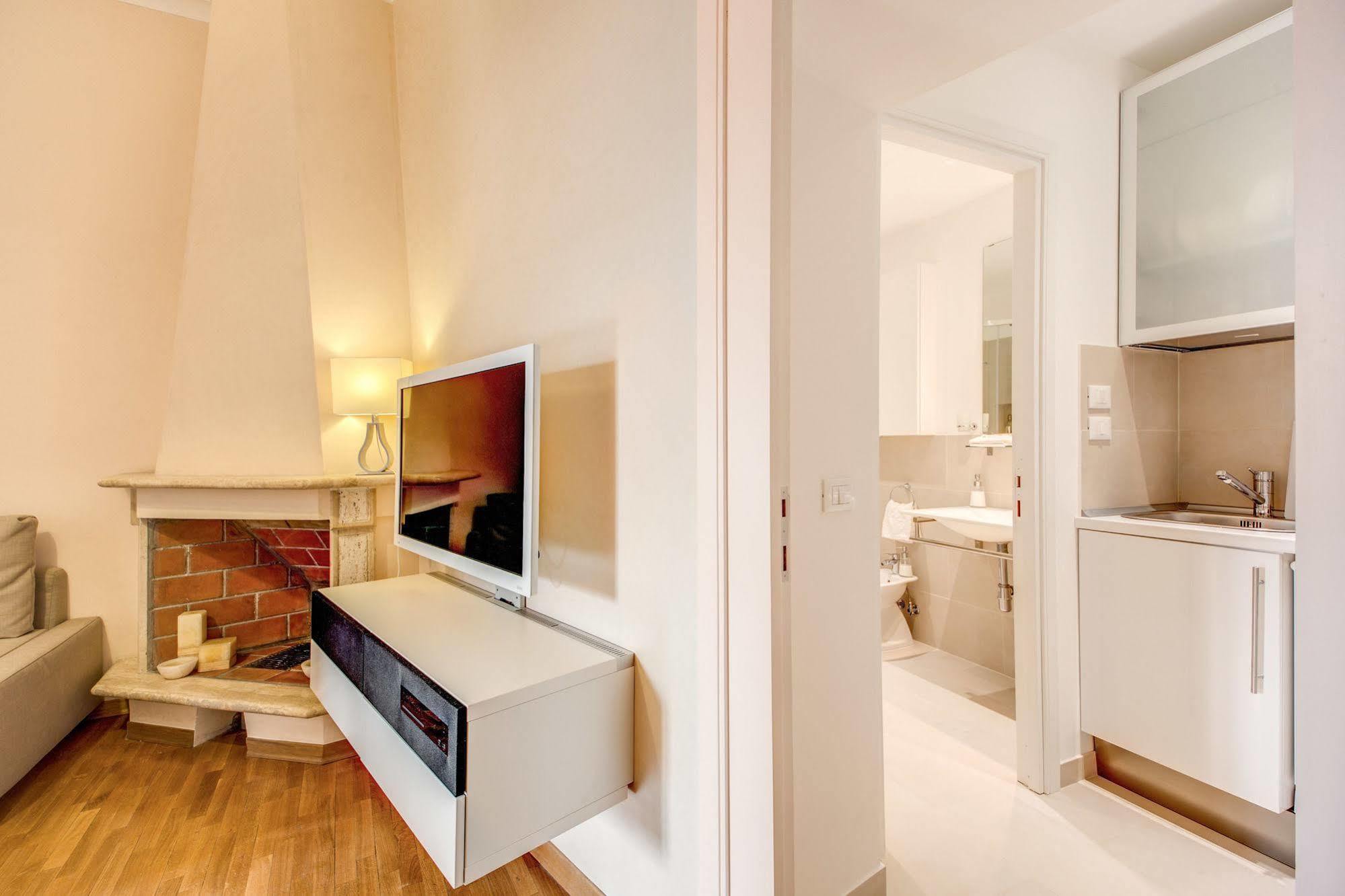 Elegant Behind The Colosseum Apartment Rome
