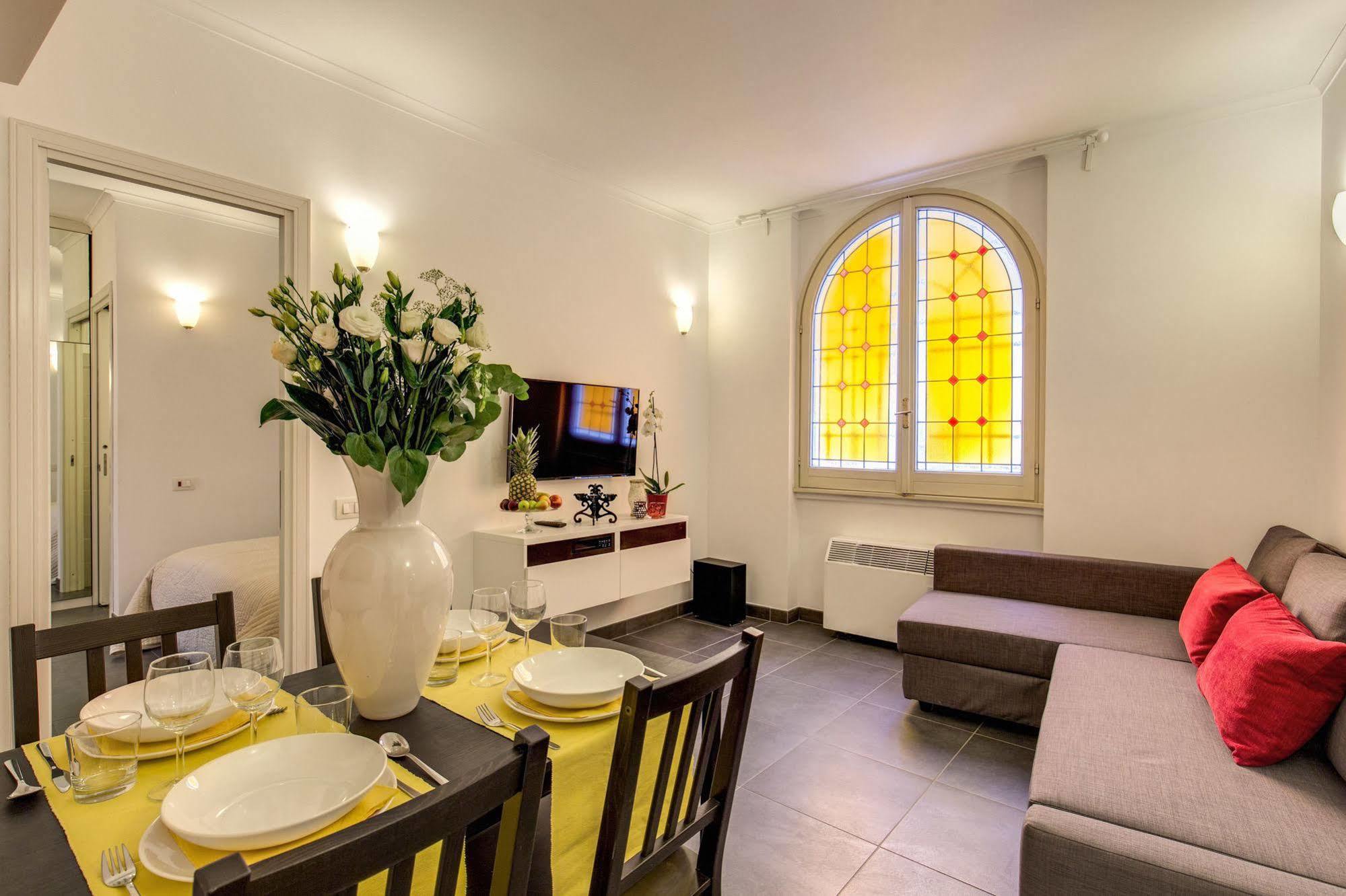 Elegant Behind The Colosseum Apartment Rome
