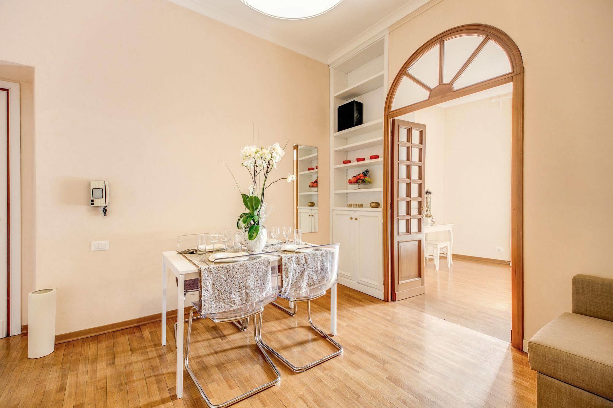 Apartment Elegant Behind The Colosseum