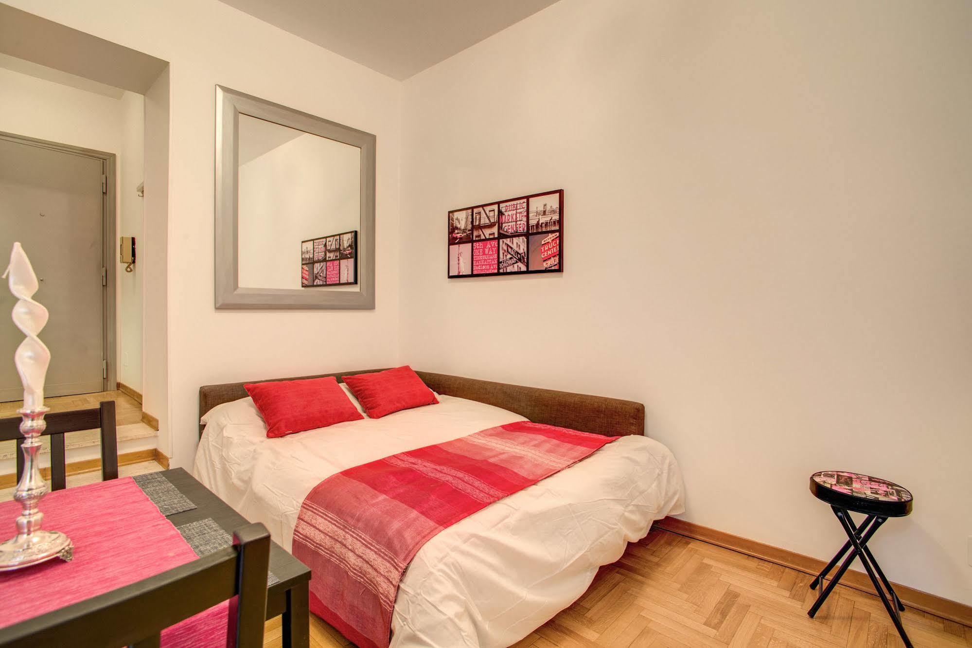Elegant Behind The Colosseum Apartment *