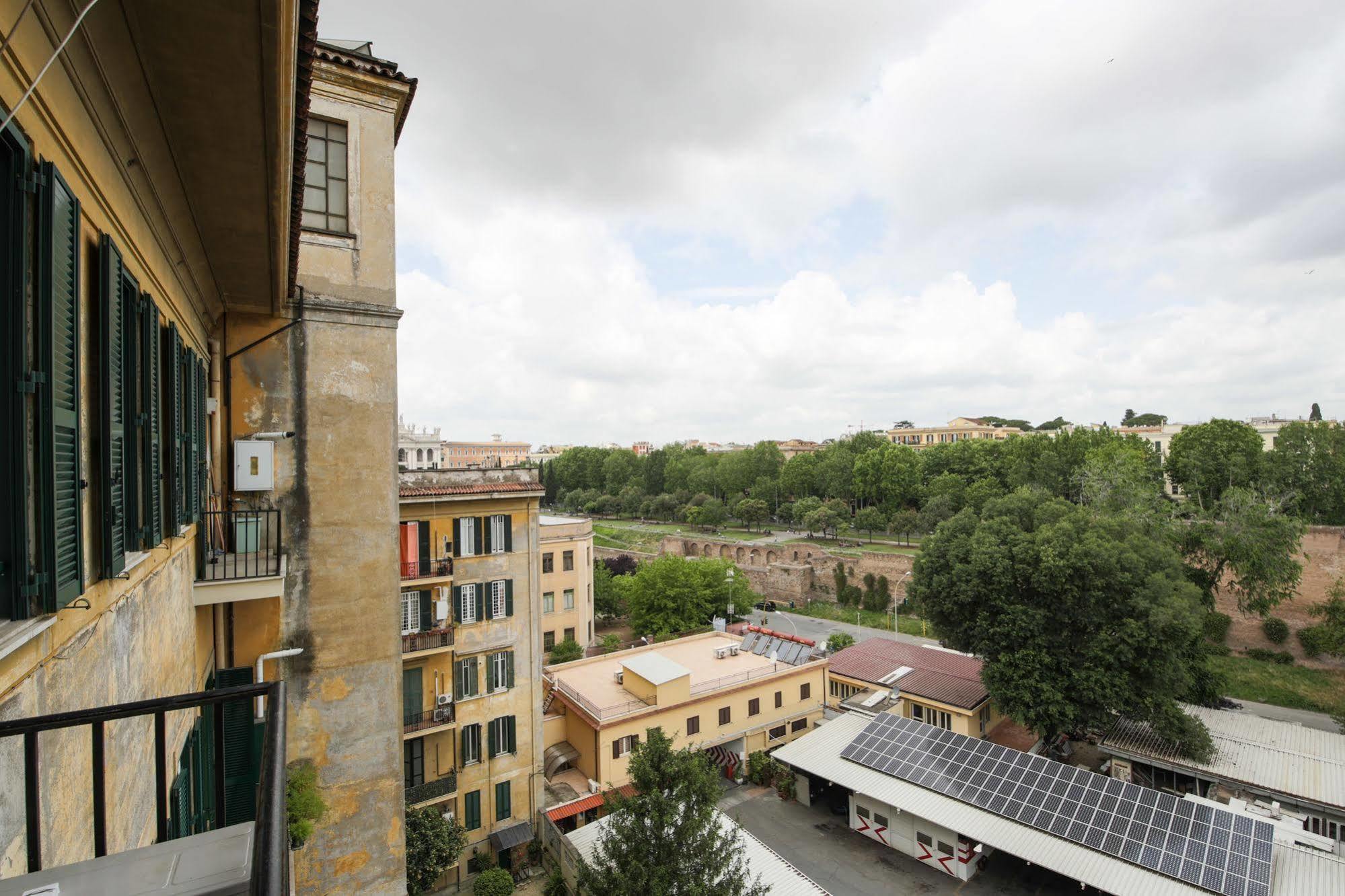 Urban Pine Rooms Rome