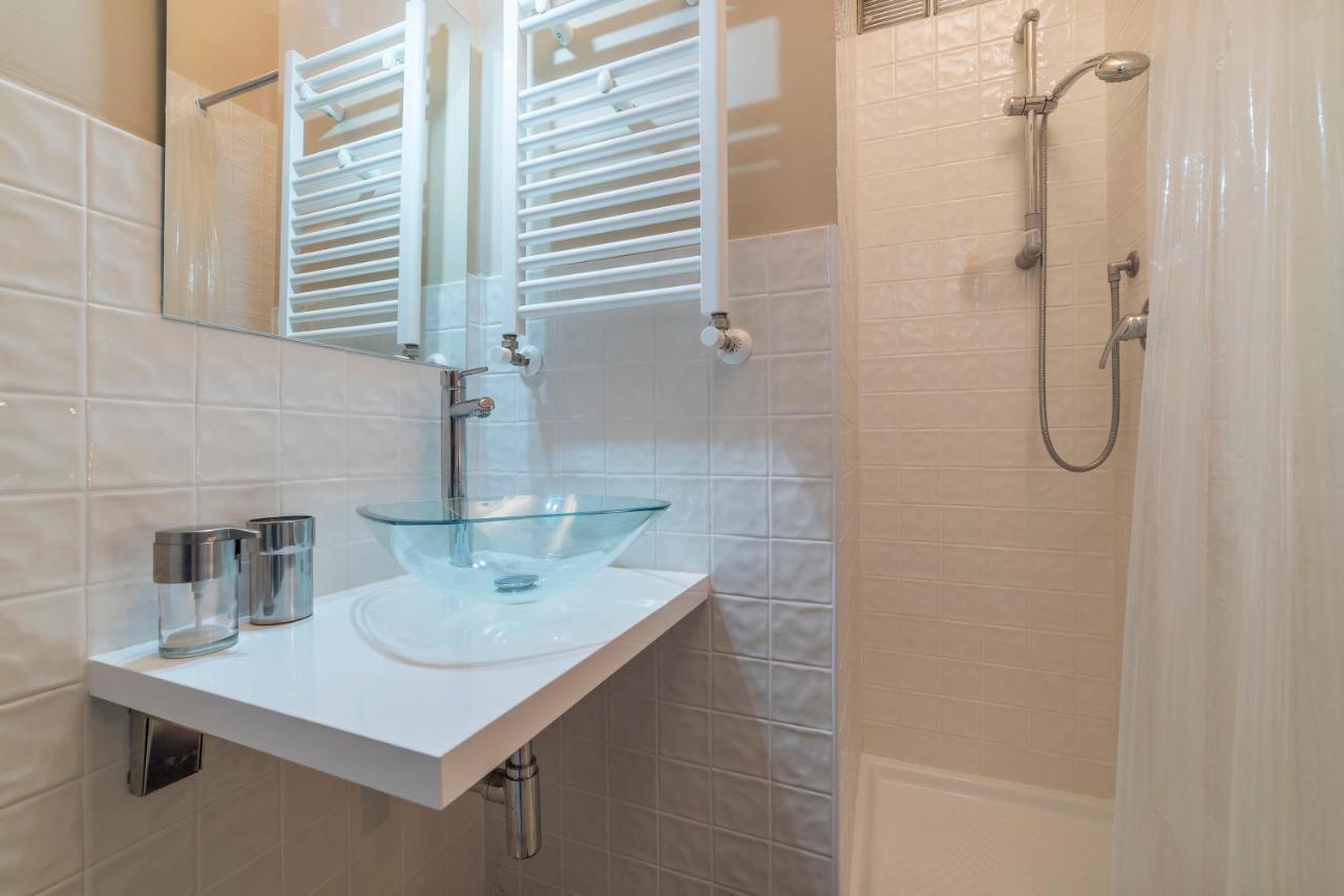 Borghese Roomy Flat Apartment Rome
