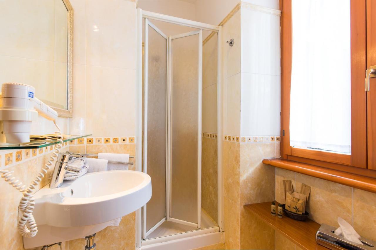 Arco Di Travertino Hotel