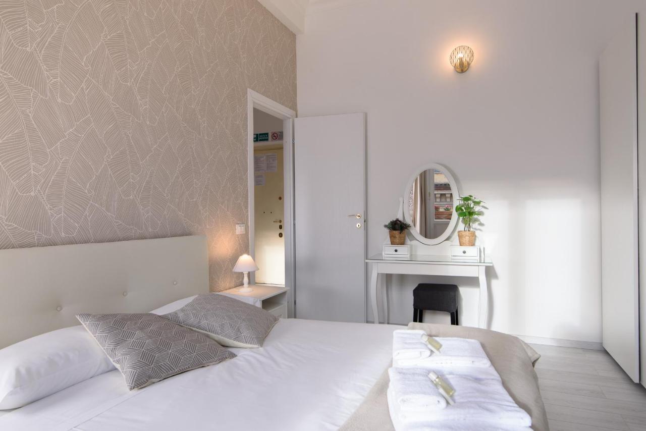 Apartment White Napoleone Rome