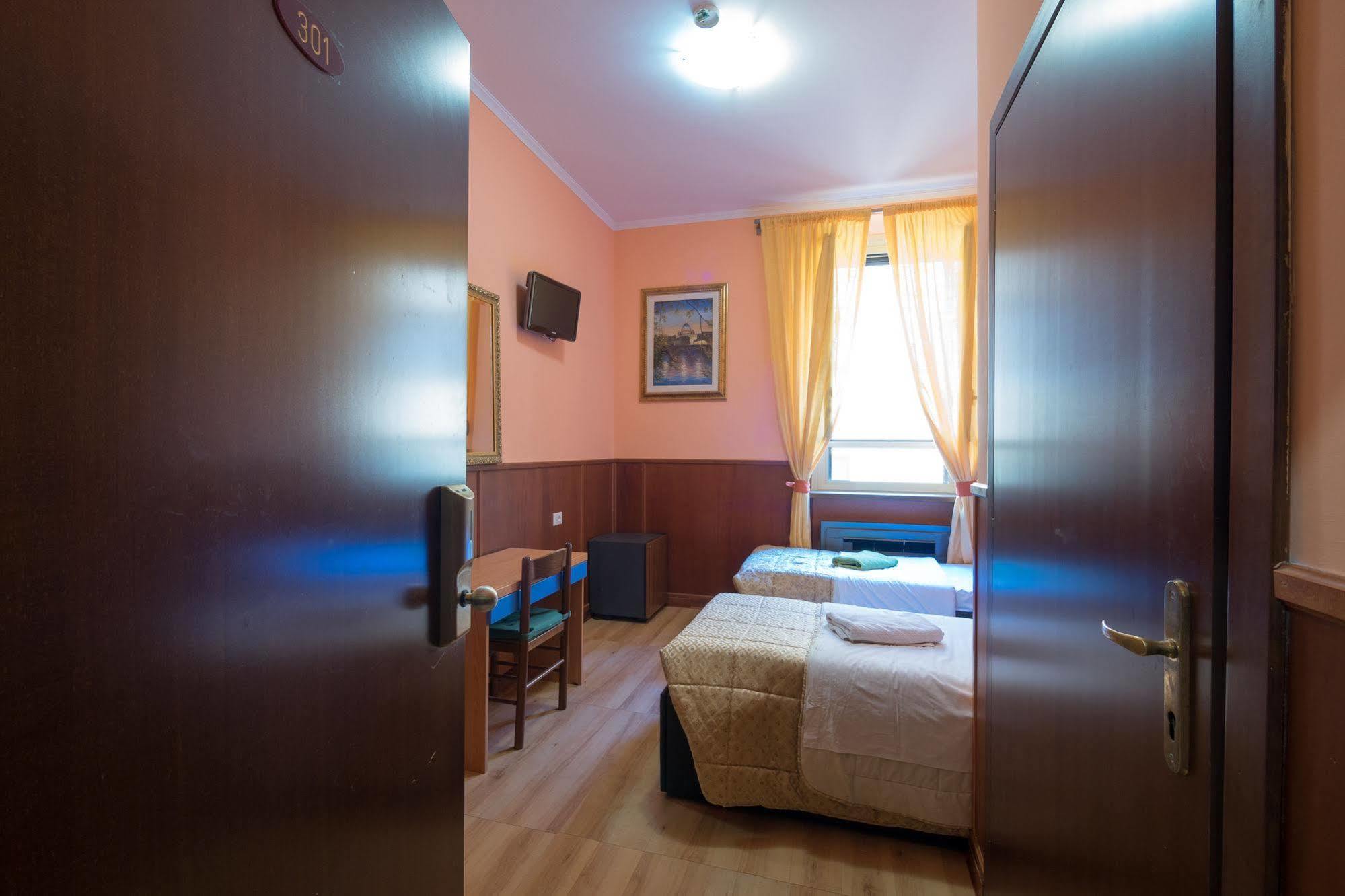 Alessandro Downtown & Bar Hostel Rome