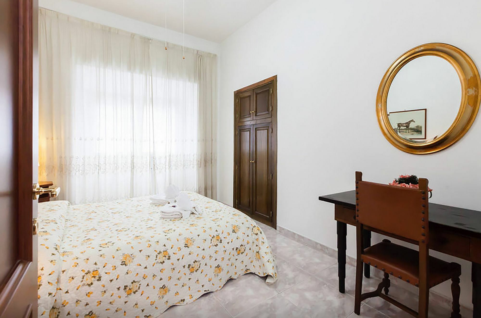 Caterina One O One - Embassy Apartment